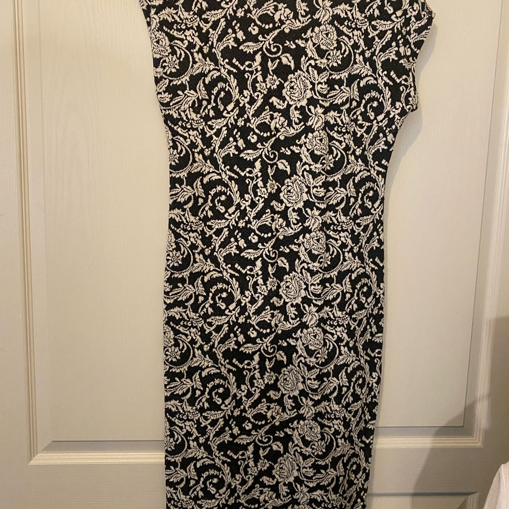 Cato Black- Dark Gray and White Floral Midi Body con Dress
